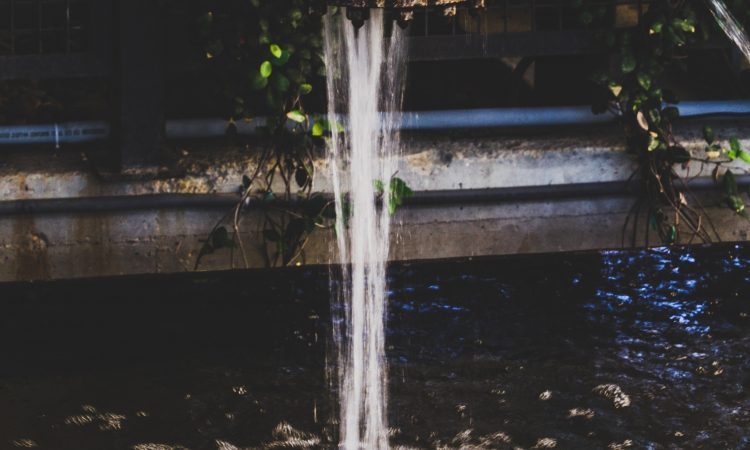 V nakupovalnem središču v Ljubljani po vdrtju stropa prostore zalila voda