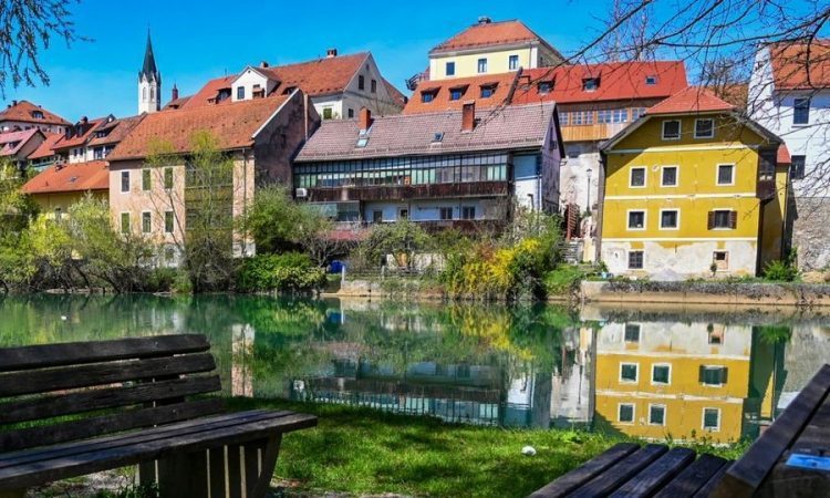 V novomeškem Bršljinu se obeta preureditev železniškega prehoda in križišč ob njem