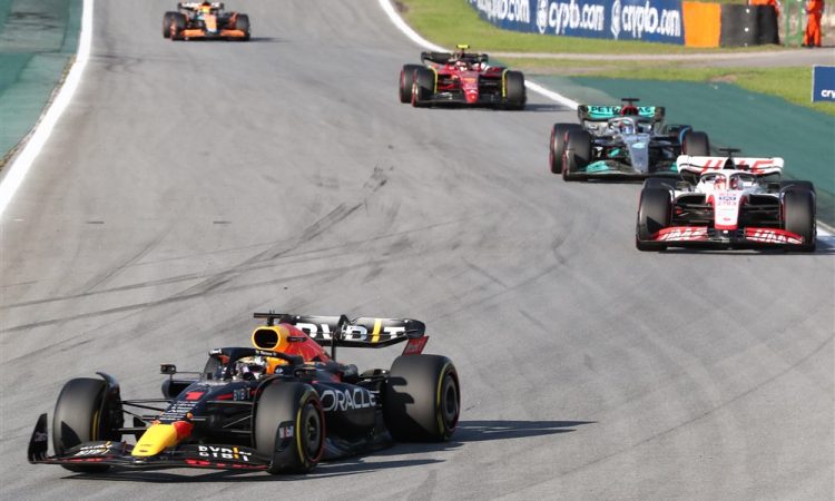 Fia omilila omejitve dirkačem pri izražanju stališč