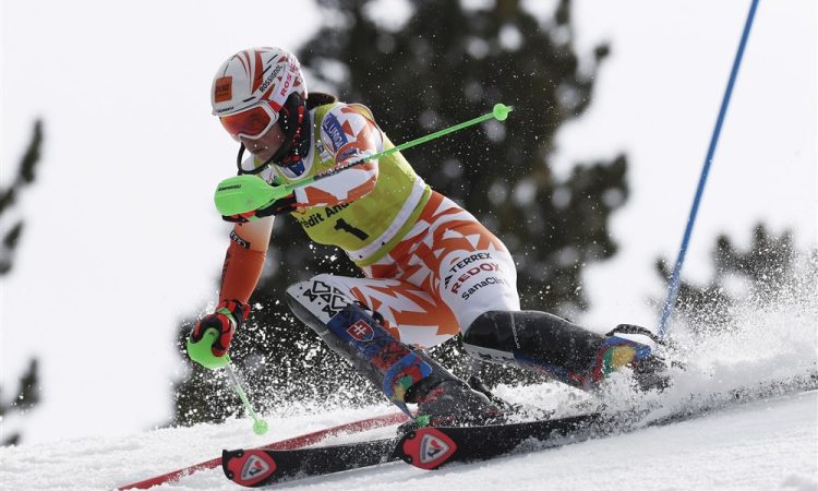 Vlhova zmagala na zadnjem ženskem slalomu, Bucik odstopila v finalu