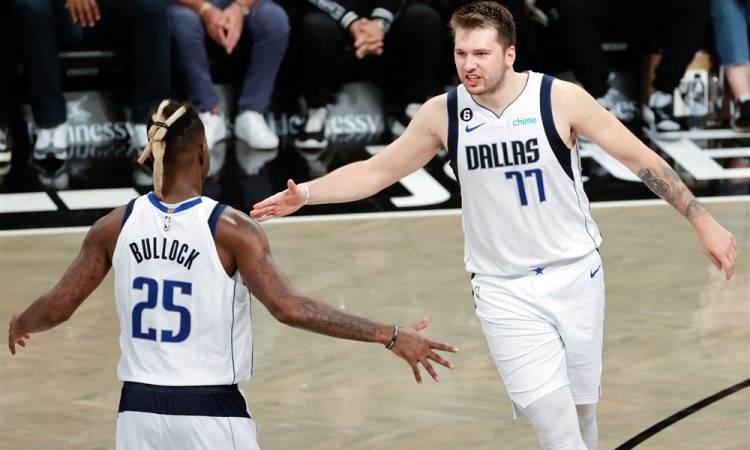 Dallas z novim porazom začel odločilno serijo gostovanj za končnico 