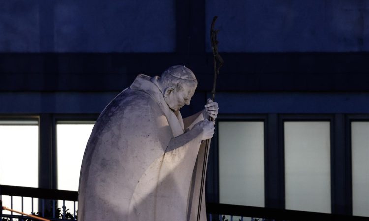 Papež Frančišek preživel mirno prvo noč v bolnišnici