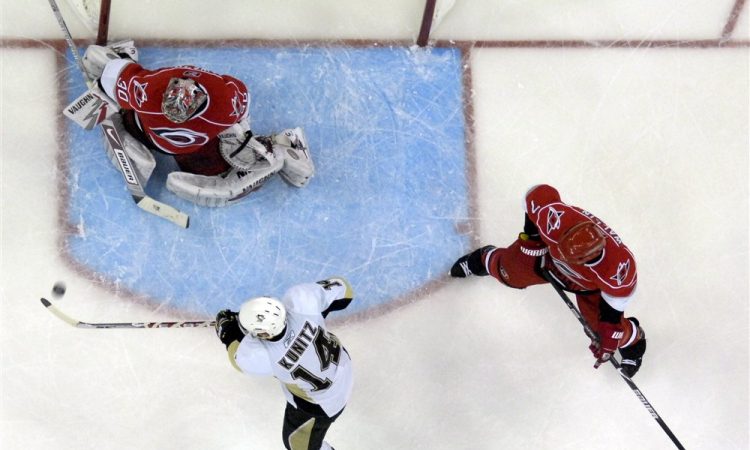 Hokejisti Caroline in Dallasa že v 2. krogu končnice, Florida izenačila proti Bostonu 
