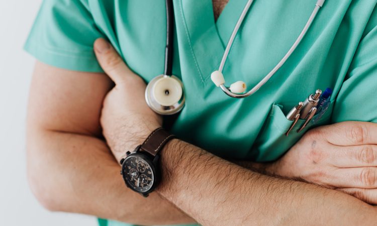 Zaradi manjšega števila mest na nacionalnih razpisih za specializaciji pediatrije in družinske medicine izbirni postopek 