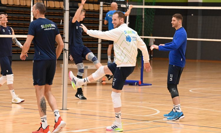  Odbojkarji začenjajo olimpijsko misijo
