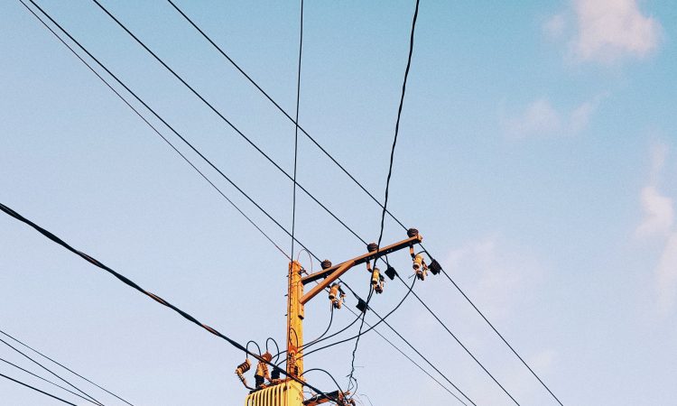 Cene elektrike za gospodinjstva zamejene še celotno leto 2024 