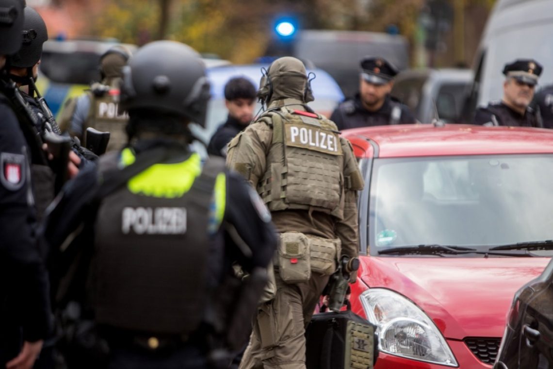 Najmanj 32 ranjenih v spopadu navijačev in policije v Hamburgu