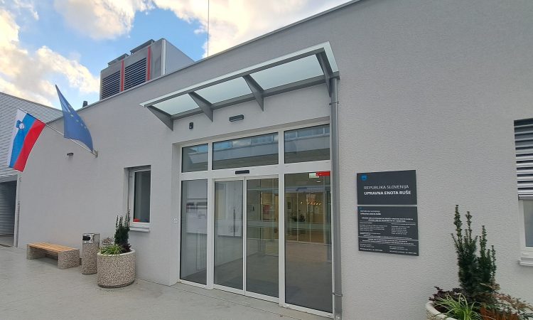 Na upravnih enotah bodo morali kljub stavki izvajati nujne naloge