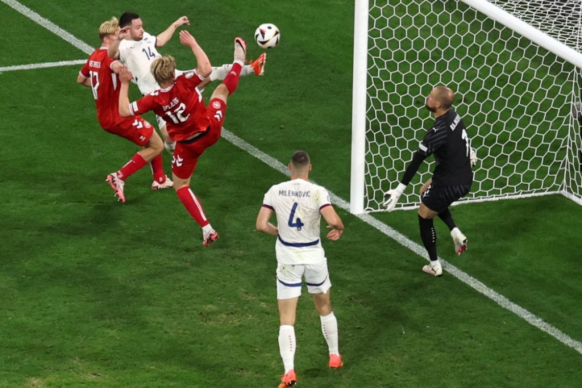 Danski in srbski nogometaši brez golov v Münchnu 