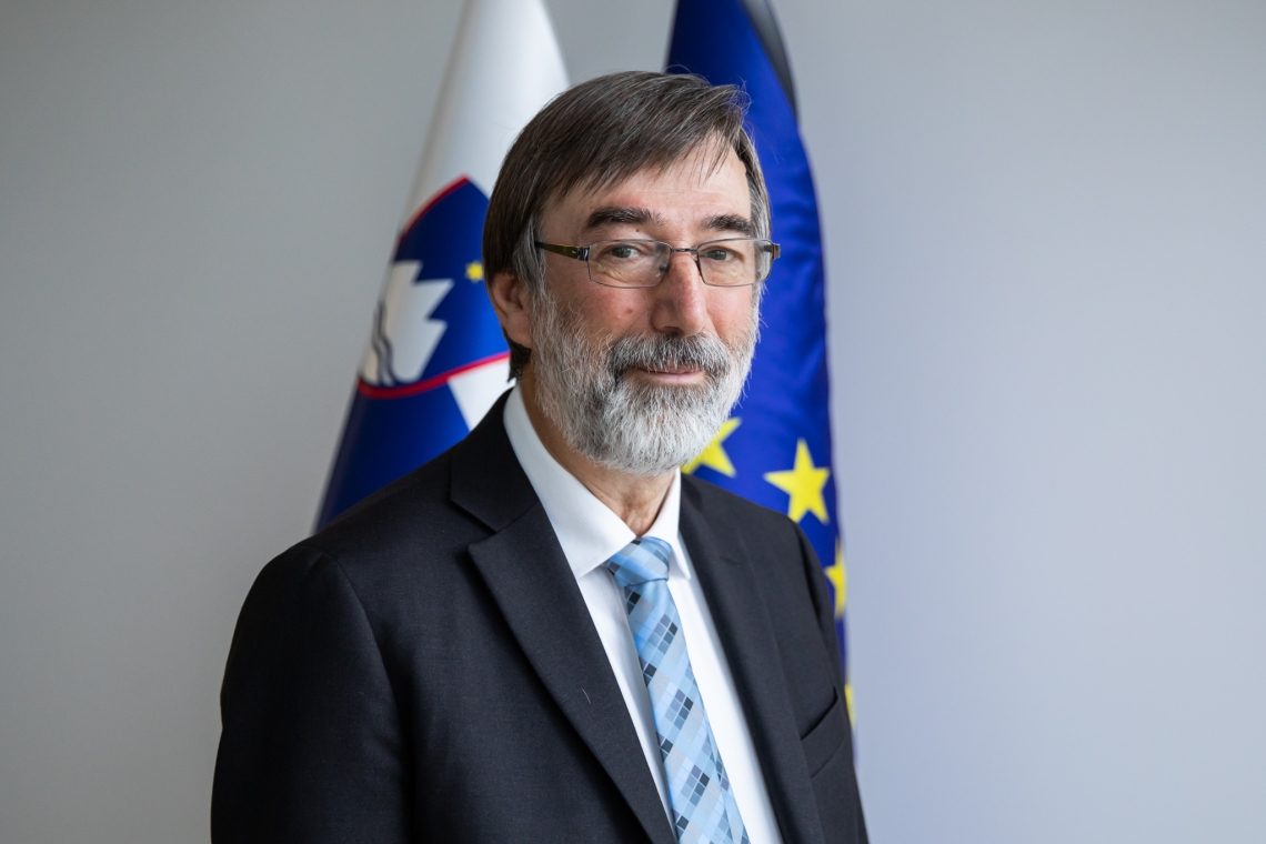 Minister za izobraževanje Felda podal odstop, premier bo na to mesto predlagal Vinka Logaja