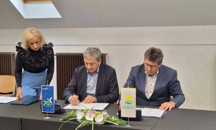Brežiška občina podpisala pogodbo za gradnjo kanalizacije v Krški vasi