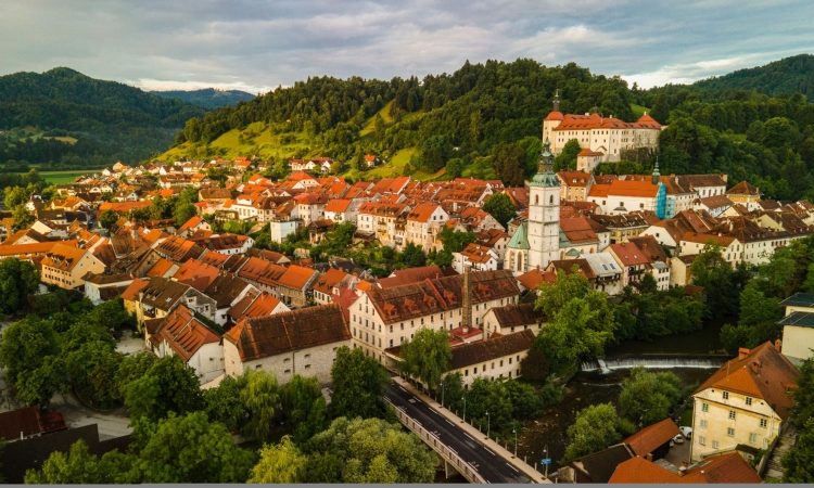 Škofja Loka dobila zemljišča za park na območju nekdanje vojašnice