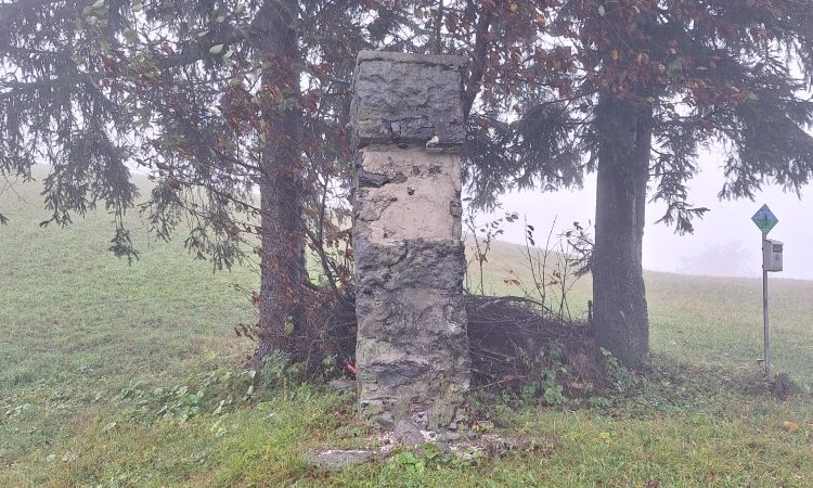 Ukradli spominsko ploščo padlim borcem Cankarjevega bataljona