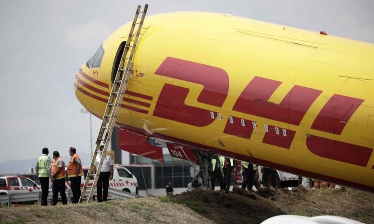 V strmoglavljenju letala DHL v Vilniusu mrtev in poškodovani