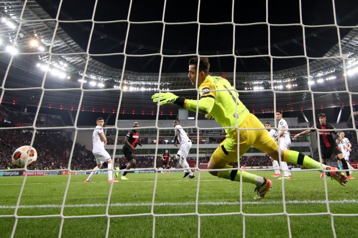 Lukasz Fabianski pri zavesti po hudem trku z Nathanom Woodom