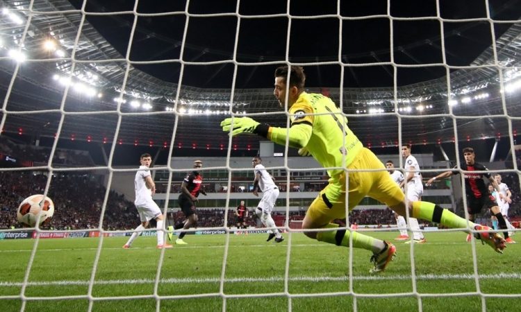 Lukasz Fabianski pri zavesti po hudem trku z Nathanom Woodom