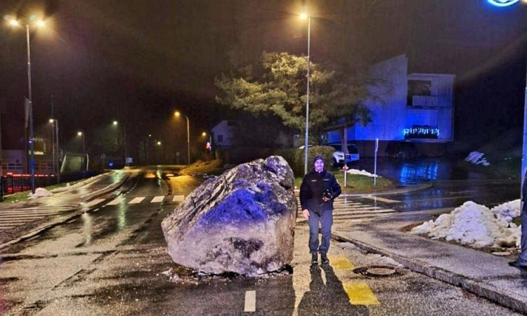 Na cesto v Železnikih padla večja skala