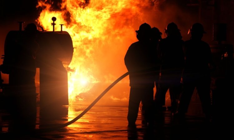 Požar v kalifornijski tovarni litijevih baterij sprožil evakuacijo 1.700 ljudi