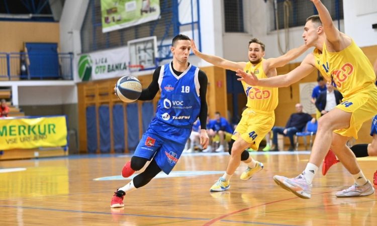 Košarkarji Gorenjske gradbene družbe Šenčur so premagali Šentjur s 67:62