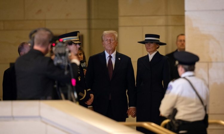 Trump v prvi spletni objavi po inavguraciji odpustil več uradnikov