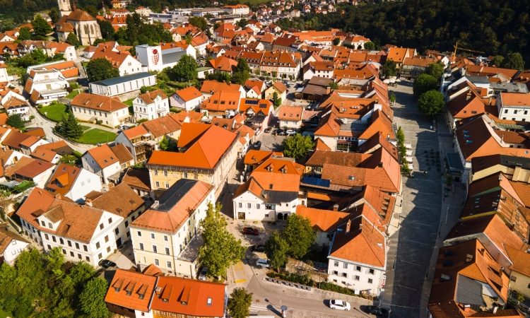 V središču Novega mesta vse več praznih prodajaln, občina išče rešitve