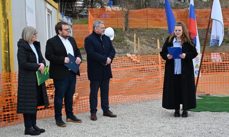 V Krmelju položili temeljni kamen za novo bivalno enoto za starejše