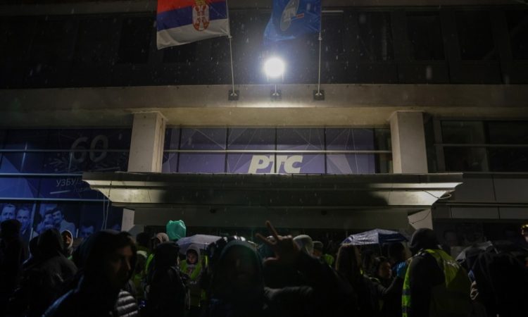 Študenti obkolili stavbo RTS in napovedali 22-urno blokado