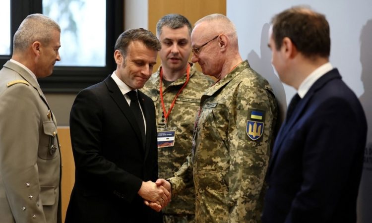Macron pozval k pripravi varnostnih jamstev za Ukrajino