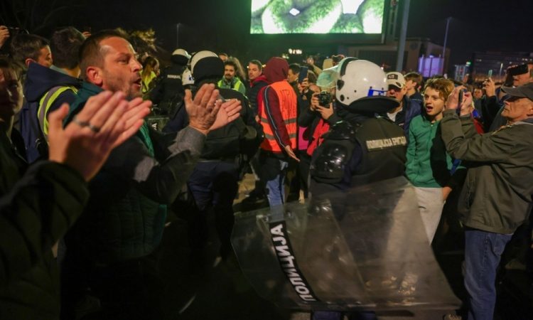 Evroposlanci zahtevajo ukrepanje komisije glede protestov v Srbiji