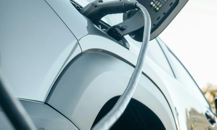 Več kot milijon evrov subvencij podjetnikom za nakup električnih vozil 