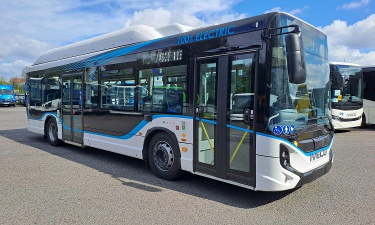 V Kopru testirajo električni avtobus Iveco E-WAY
