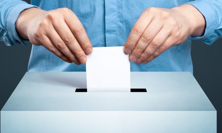 Glasovanje na referendumu v petih mestih le po pošti