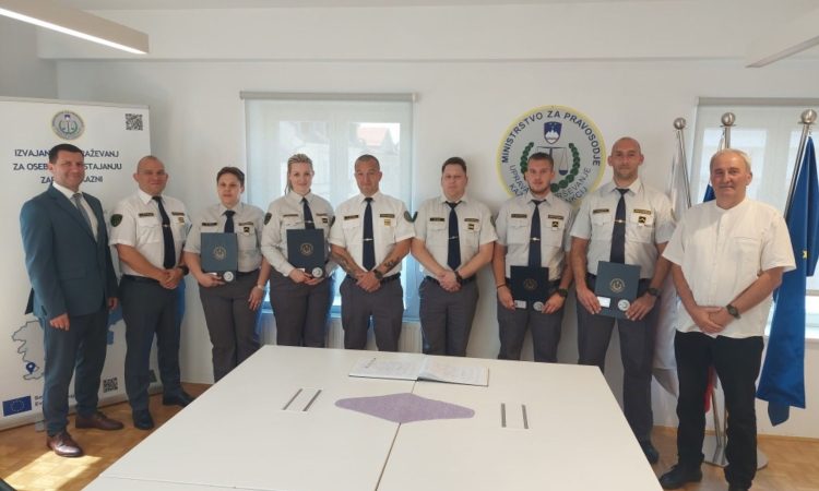 Štirje novi pravosodni policisti prisegli pred generalnim direktorjem