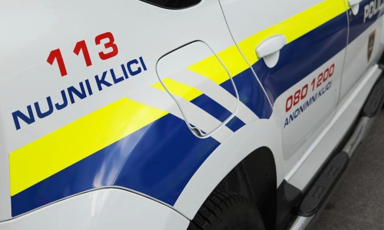 Pijan voznik trčil v hišo na Bizeljskem