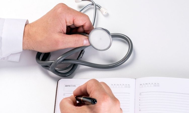 Ministrica Prevolnik Rupel: Grožnja zdravnikov z odpovedjo ni upravičena