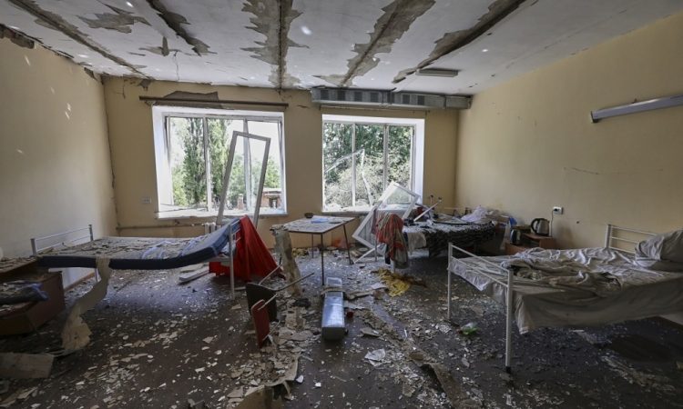 Ruski napadi v Harkovu prizadeli bolnišnico in stanovanjska območja, več deset ranjenih