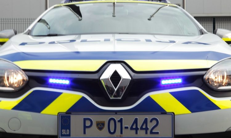 Zaradi prehitre vožnje in neregistriranega vozila ostal brez vozniškega dovoljenja