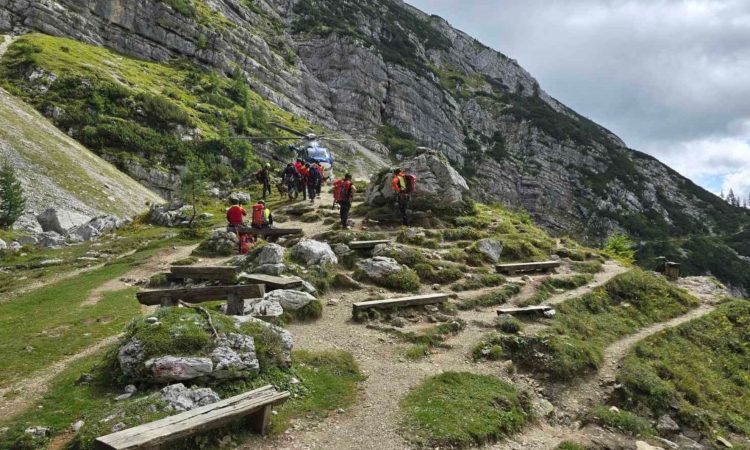 Jadralnega padalca v Radovljici z drevesa rešili gorski reševalci, na Triglavu poškodovan irski pohodnik