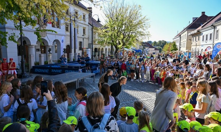 Več kot 800 otrok peš na novomeški Dan brez avtomobila