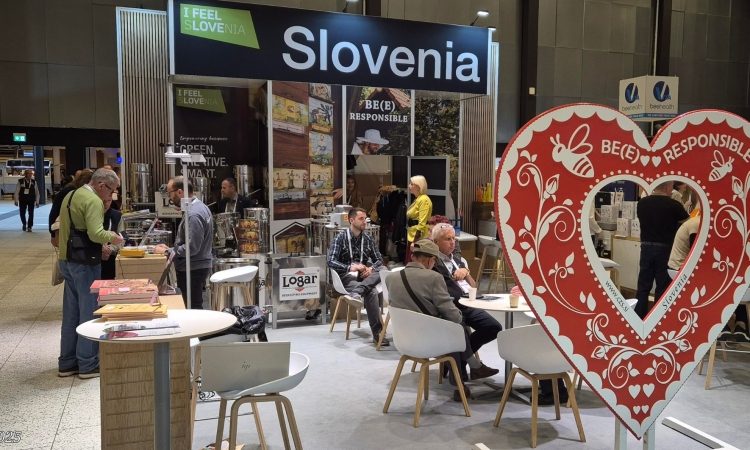 Slovenija na Apimondii osvojila srebrno medaljo za čebelarski razstavni prostor