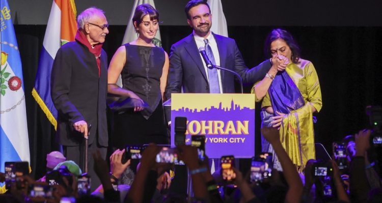 Zmage demokratičnih socialistov v New Yorku pretresle vodstvo stranke Demokratske stranke