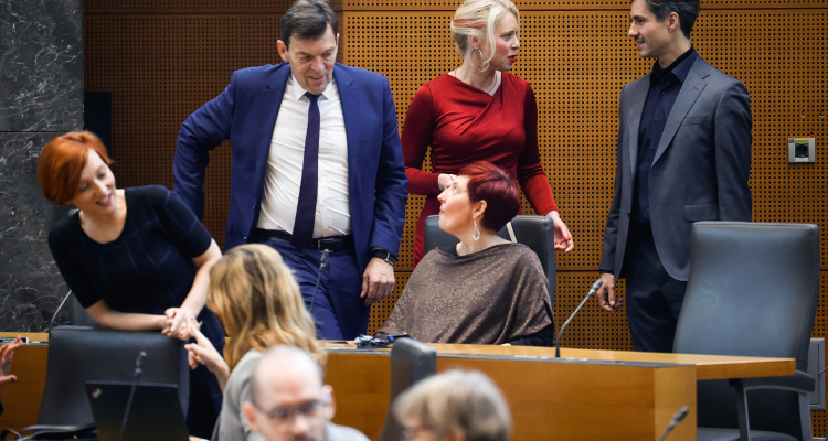 Mesec ostaja minister, interpelacija ni bila uspešna