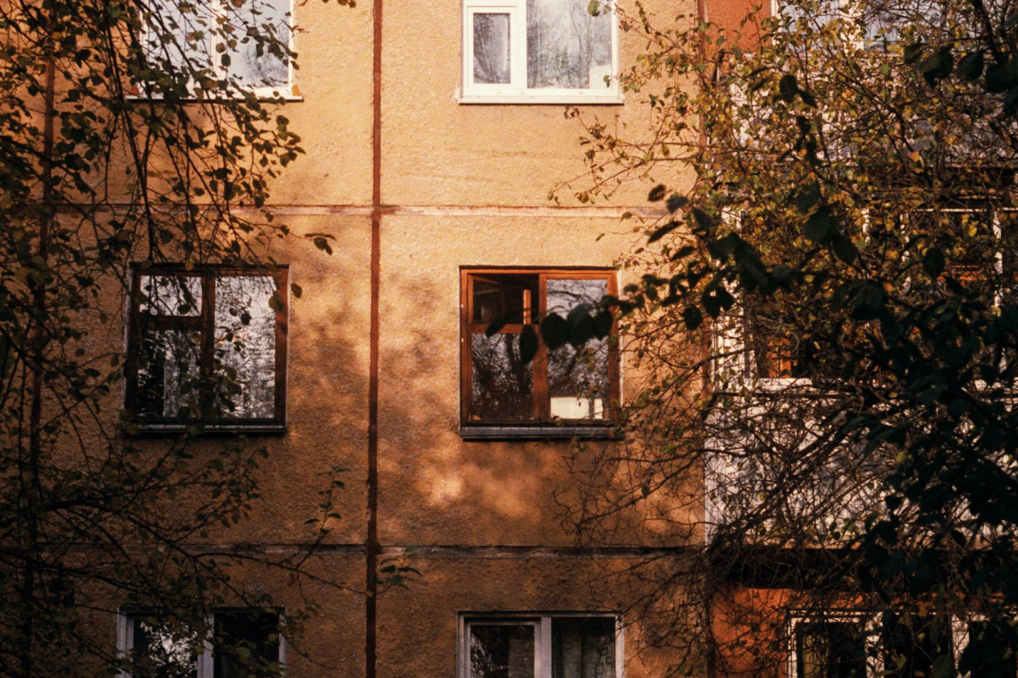 Osebe brez popolne poslovne sposobnosti še vedno izključene iz najema neprofitnih stanovanj