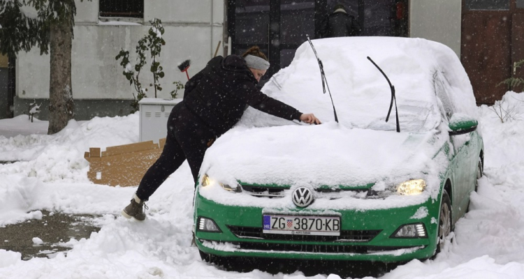 Hrvaška v primežu mraza, v Albaniji poplave terjale življenje