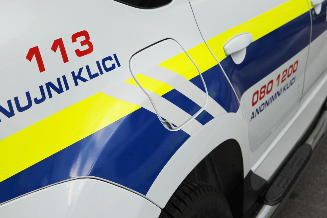V Pivki voznik trčil v deklico in odpeljal s kraja
