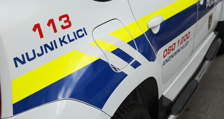 Z neregistriranim vozilom bežal pred policisti in obtičal v snegu na Celovški