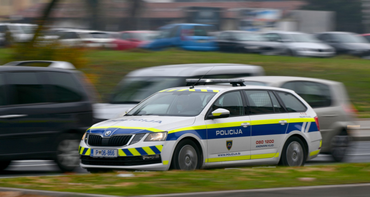 Z mopedom brez dovoljenja in po zadnjem kolesu