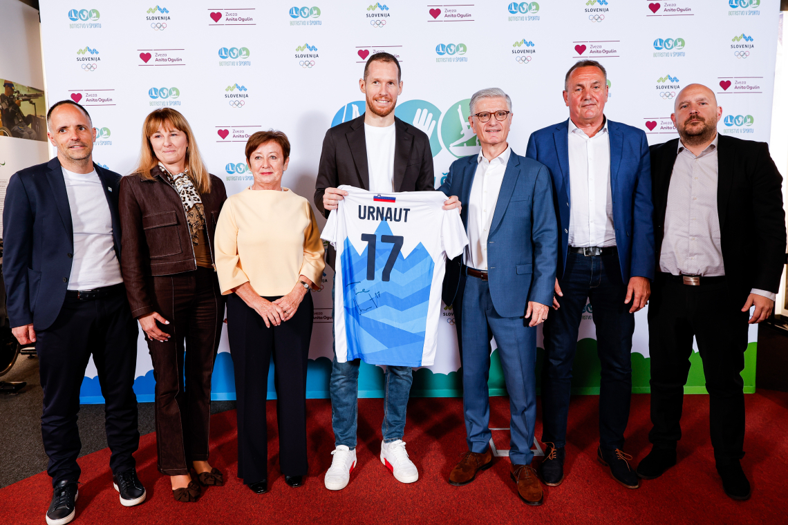 Urnaut na kolesu presenetil na predstavitvi Botrstva v športu