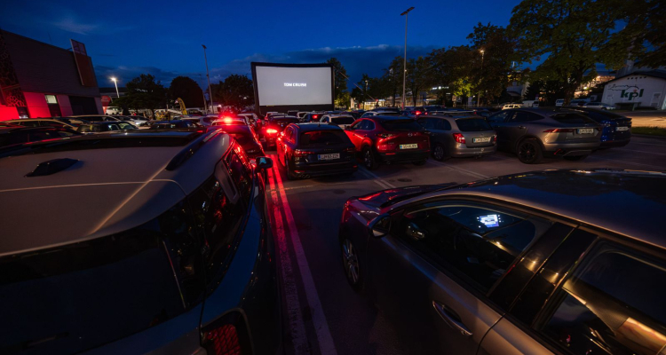 Drive-in kino v Centru Vič odprl novo sezono s filmom Top Gun
